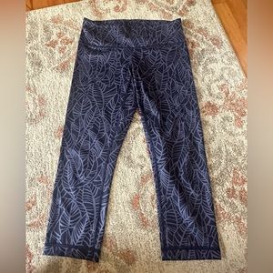 Lululemon crop leggings gray with leaves size 6